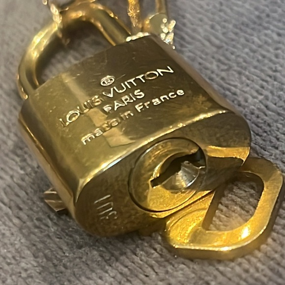 🔐 Louis Vuitton Lock and Key Paperclip Necklace - Picture 7 of 7